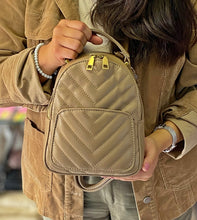 Cargar imagen en el visor de la galería, Mini Cartera y Mochila Pascal +Regalo sorpresa