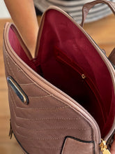 Cargar imagen en el visor de la galería, Mochila Brunë +Regalo sorpresa
