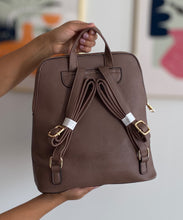 Cargar imagen en el visor de la galería, Mochila Brunë +Regalo sorpresa