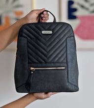 Cargar imagen en el visor de la galería, Mochila Brunë +Regalo sorpresa