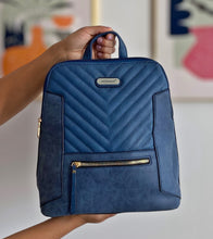 Cargar imagen en el visor de la galería, Mochila Brunë +Regalo sorpresa