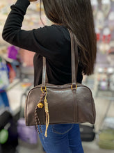 Cargar imagen en el visor de la galería, Cartera Glasgow +Regalo sorpresa