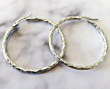 Cargar imagen en el visor de la galería, Argollas Rusticas (2 diseños)