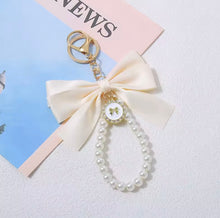 Cargar imagen en el visor de la galería, Llavero Cinta Rosa
