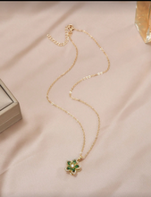 Cargar imagen en el visor de la galería, Cadena Flor giratoria
