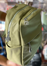 Cargar imagen en el visor de la galería, Mochila Lucila +Regalo sorpresa
