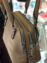 Cargar imagen en el visor de la galería, Cartera April +Regalo sorpresa
