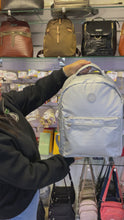 Cargar y reproducir el video en el visor de la galería, Mochila Seoul Metalizado +Regalo sorpresa
