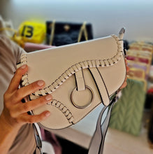 Cargar imagen en el visor de la galería, Cartera Hasp Saddle +Regalo sorpresa
